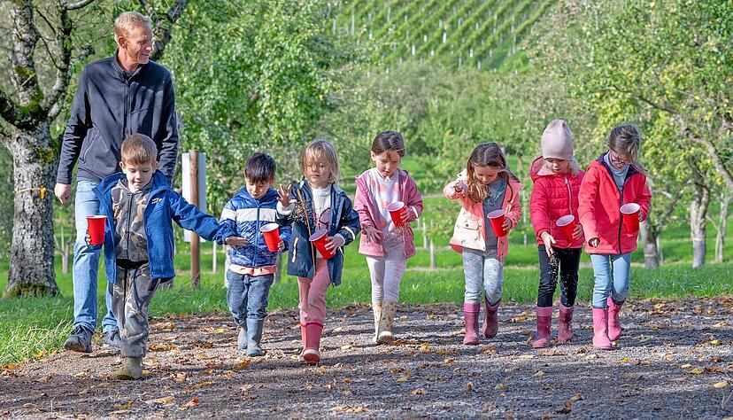 Das wird mal eine Blumenwiese. Bei der Eröffnung dürfen Jungen und Mädchen des Kinderhauses Silbergrube Samen von Storchschnabel, Mohn, Margerite und Co. verstreuen. Links Thomas Schwarz, einer der Hauptakteure des Obsterlebnisses. Das wird mal eine Blumenwiese. Bei der Eröffnung dürfen Jungen und Mädchen des Kinderhauses Silbergrube Samen von Storchschnabel, Mohn, Margerite und Co. verstreuen. Links Thomas Schwarz, einer der Hauptakteure des Obsterlebnisses.