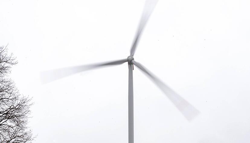 Das ist einer der drei neuen Riesen zwischen Hirrweiler und Wüstenrot, die sich im Schneegestöber drehen. Die Windräder haben eine Nabenhöhe von 164 Metern, einen Rotordurchmesser von 149 Metern und eine Höhe von 238,5 Metern. Das ist einer der drei neuen Riesen zwischen Hirrweiler und Wüstenrot, die sich im Schneegestöber drehen. Die Windräder haben eine Nabenhöhe von 164 Metern, einen Rotordurchmesser von 149 Metern und eine Höhe von 238,5 Metern.