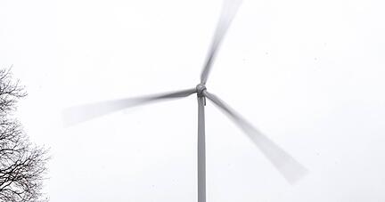 Das ist einer der drei neuen Riesen zwischen Hirrweiler und Wüstenrot, die sich im Schneegestöber drehen. Die Windräder haben eine Nabenhöhe von 164 Metern, einen Rotordurchmesser von 149 Metern und eine Höhe von 238,5 Metern.