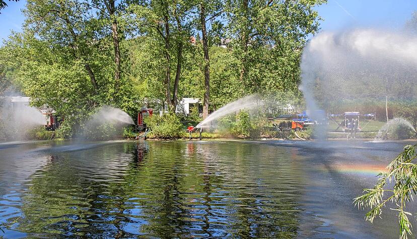 Entlang der Jagst brachten Feuerwehrleute mit Sauerstoff angereichertes Wasser in den Fluss. Foto: Thomas Zimmermann Entlang der Jagst brachten Feuerwehrleute mit Sauerstoff angereichertes Wasser in den Fluss. Foto: Thomas Zimmermann