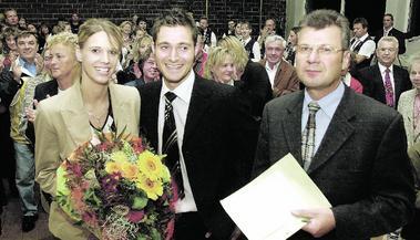 Björn Steinbach nach seinem überraschenden Sieg gleich im ersten Anlauf mit Freundin Britta Heckel und dem stellvertretenden Bürgermeister Wolfgang Görlich. (Foto: Archiv/Kempf) Björn Steinbach nach seinem überraschenden Sieg gleich im ersten Anlauf mit Freundin Britta Heckel und dem stellvertretenden Bürgermeister Wolfgang Görlich. (Foto: Archiv/Kempf)