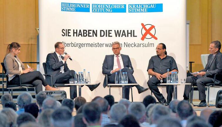 Die Redakteure Julia Neuert und Christian Gleichauf (jeweils außen) diskutieren mit Joachim Scholz sowie Steffen Hertwig und Ulrich Bertok (Mitte v.l.). Foto: Mario Berger