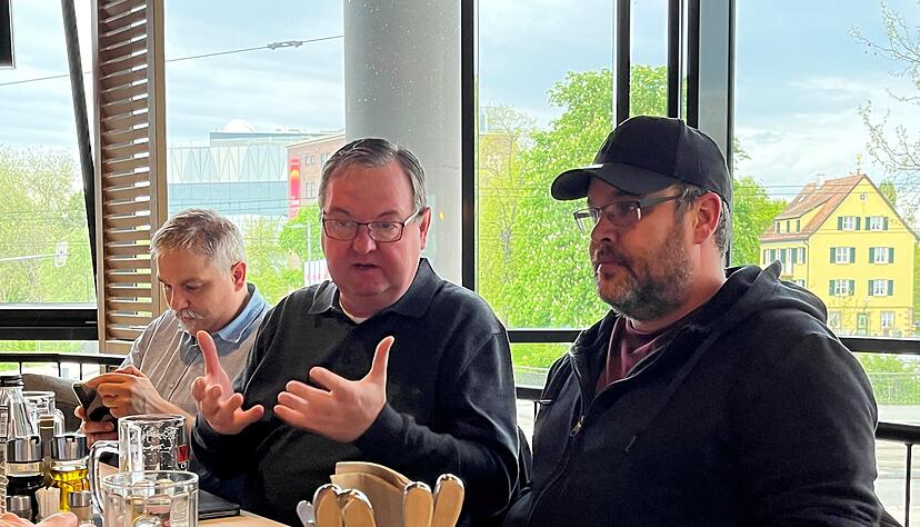Beim offenen Stammtisch des Heilbronner Vereins Connect.IT haben Stefan Kraus (links) und Martin Keller erklärt, wie ein Bauhof agil arbeitet.
Foto: Christoph Donauer Beim offenen Stammtisch des Heilbronner Vereins Connect.IT haben Stefan Kraus (links) und Martin Keller erklärt, wie ein Bauhof agil arbeitet.
Foto: Christoph Donauer