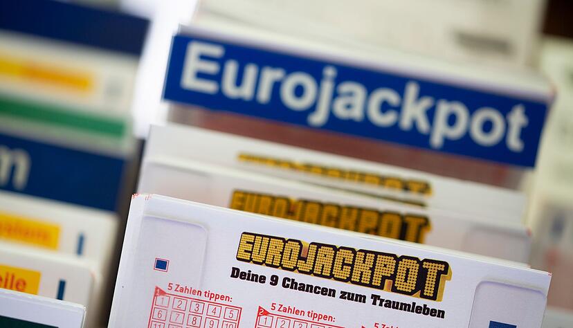 Lottoscheine mit der Aufschrift «Euro Jackpot» liegen in einer Lotto-Annahmestelle. Lottoscheine mit der Aufschrift «Euro Jackpot» liegen in einer Lotto-Annahmestelle.