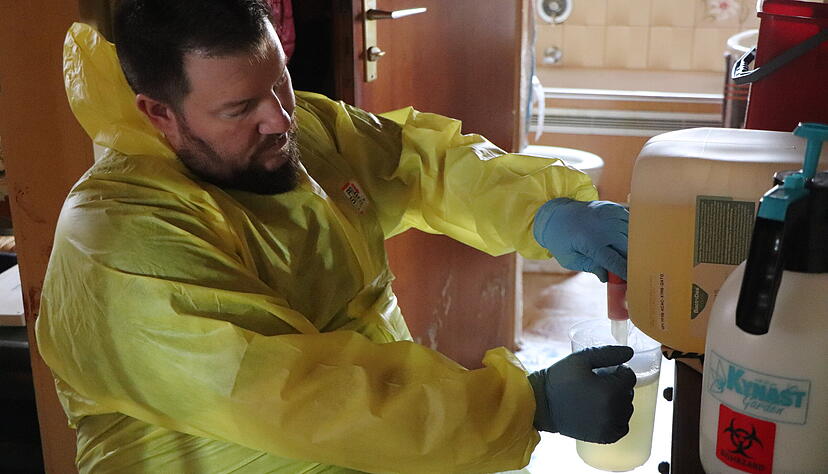 F&uuml;r die Reinigung nutzt Tatortreiniger Sascha Wienands aus Untergruppenbach unter anderem eine Mischung aus Wasser und einer Fl&uuml;ssigkeit mit Mikroorganismen.