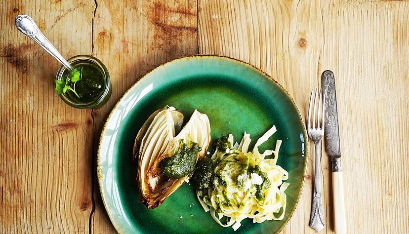 Im Ofen geschmorter Chicorée mit Petersilienpesto und Pasta - STIMME.de
