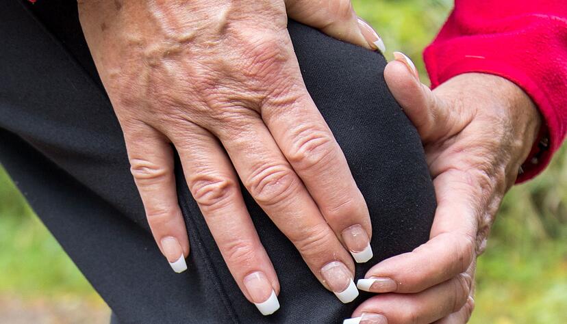Das Knie schmerzt und ist geschwollen: Bei akuten Entzündungen hilft Kälte besser als Wärme. Das Knie schmerzt und ist geschwollen: Bei akuten Entzündungen hilft Kälte besser als Wärme.