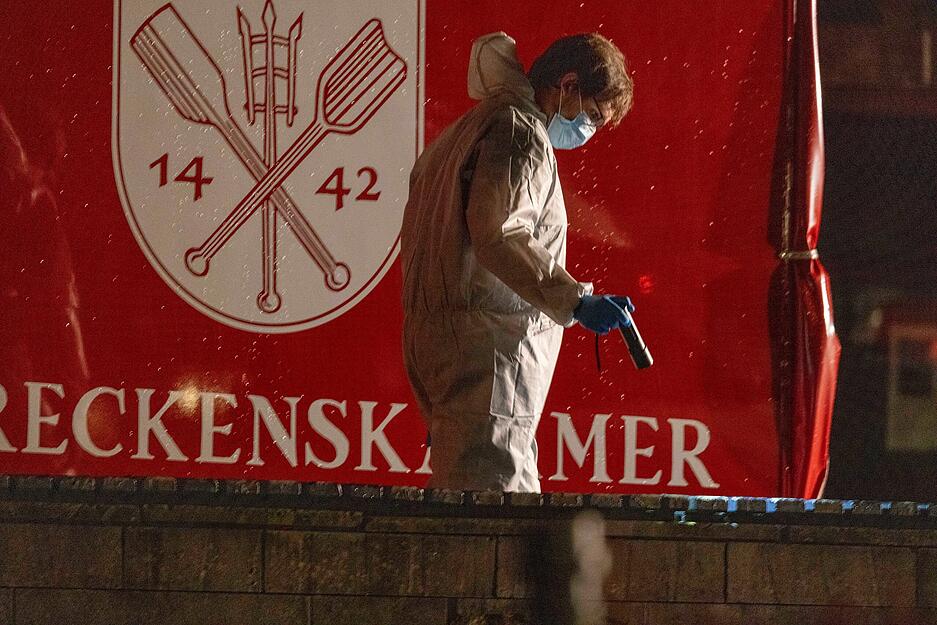Ermittler sind in der Innenstadt im Einsatz. Ein Angreifer hat am Freitagabend auf der 650-Jahr-Feier der Stadt Solingen mehrere Menschen getötet und schwer verletzt.