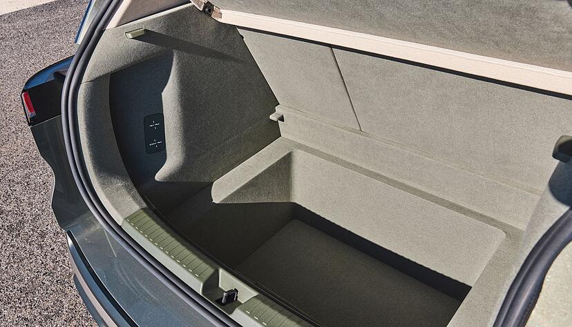 Einladend: Der Kofferraum schluckt 460 Liter und wird noch um einen immerhin 25 Liter gro&szlig;en Frunk erg&auml;nzt.