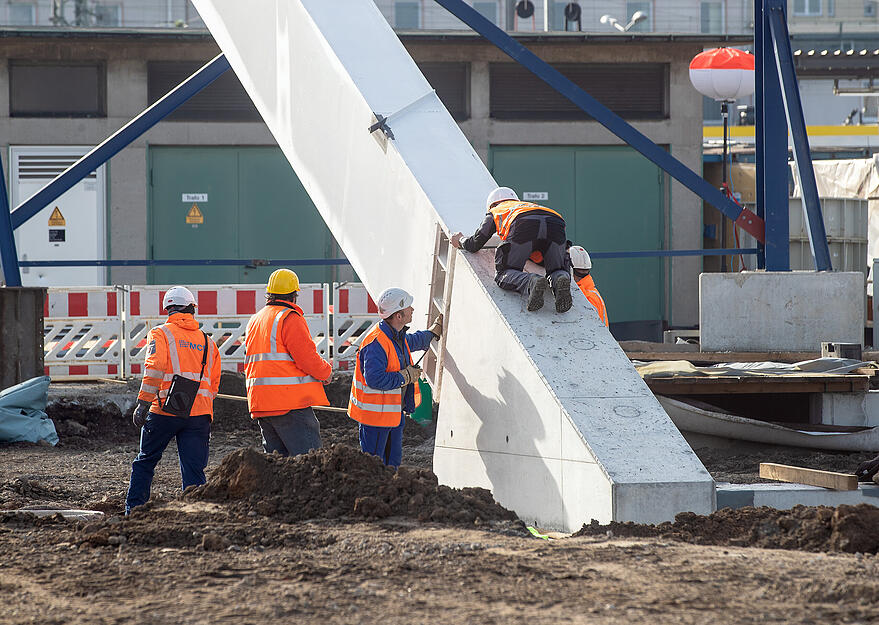 Erste Brückenteile der Buga-Brücke sind eingebaut
