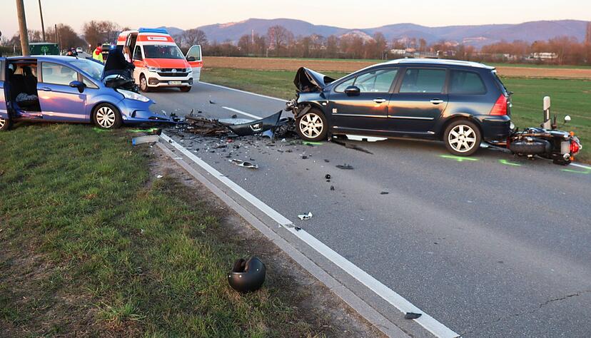 Ein Wagen kollidierte mit einem entgegenkommenden Auto.