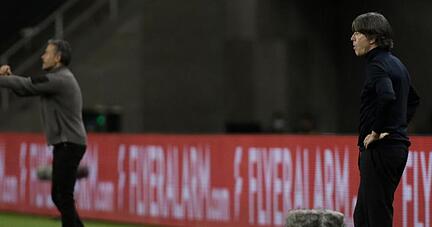 Bleibt auch nach dem Debakel in Sevilla Bundestrainer: Joachim Löw (r). Bleibt auch nach dem Debakel in Sevilla Bundestrainer: Joachim Löw (r).