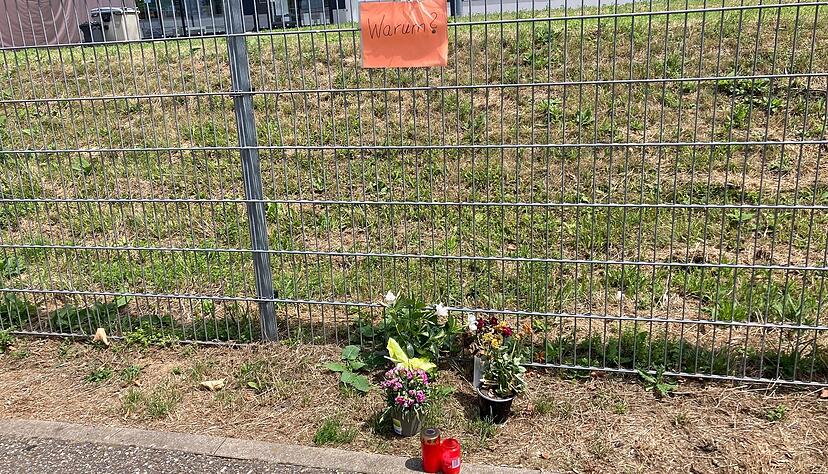 Blumen und Trauerkerzen wurden am Tatort in der Straße Annagrund im Industriegebiet Süd aufgestellt.