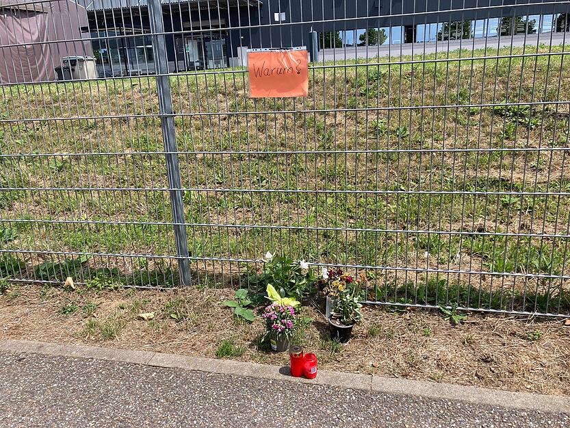 Blumen und Trauerkerzen wurden am Tatort in der Straße Annagrund im Industriegebiet Süd aufgestellt.