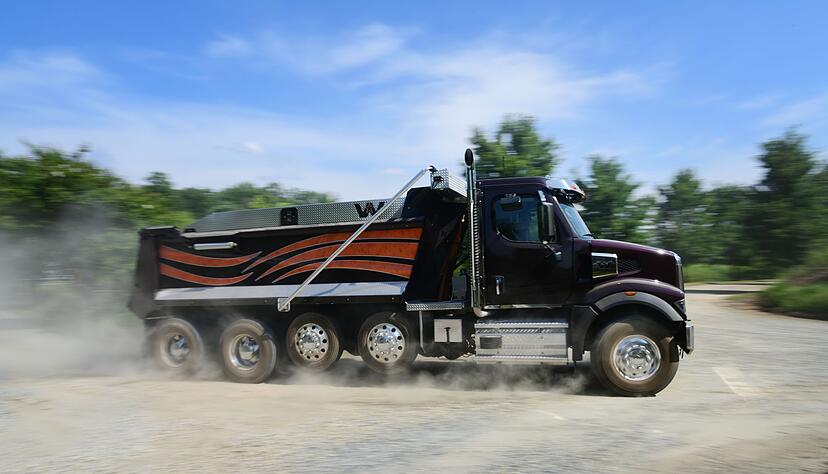 Mal richtig Staub aufwirbeln - herrlich: Wir drehen eine Runde im Western Star 49X als Kipper. Mal richtig Staub aufwirbeln - herrlich: Wir drehen eine Runde im Western Star 49X als Kipper.