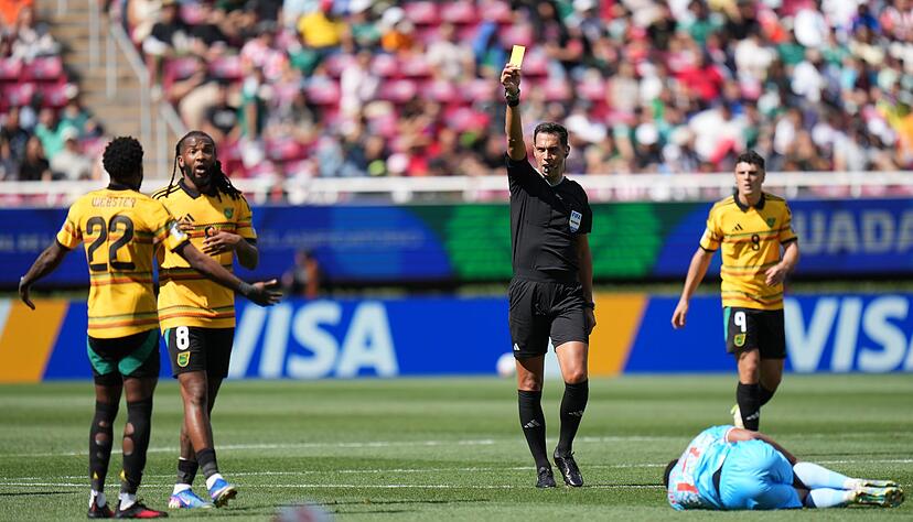 Schiedsrichter Tello verletzte sich in der zweiten Halbzeit der Verlängerung. Schiedsrichter Tello verletzte sich in der zweiten Halbzeit der Verlängerung.