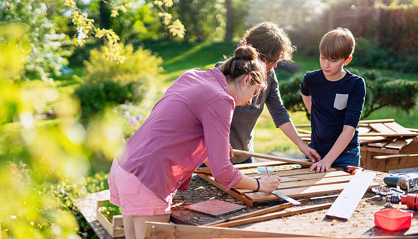 Aus Holz lassen sich viele sch&ouml;ne Deko-Elemente f&uuml;r den Garten bauen.