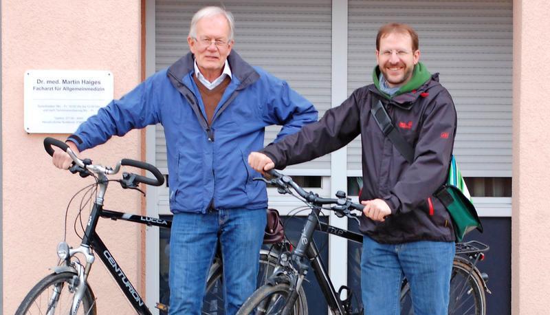 Sie teilen die Leidenschaft f&uuml;r den Drahtesel: Martin Haiges (links) und sein Nachfolger Klaus Karnetzky kommen oft mit dem Rad in die Praxis. Foto: privat