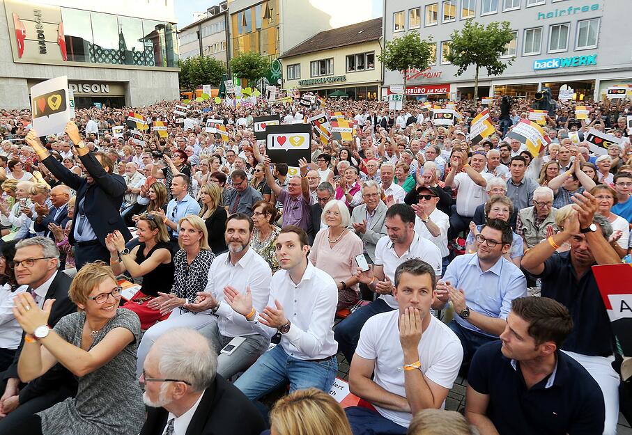 Dicht gedrängt verfolgen die Menschen auf dem Kiliansplatz den Auftritt von Kanzlerin Angela Merkel. Aufnahme aus dem Jahr 2017.