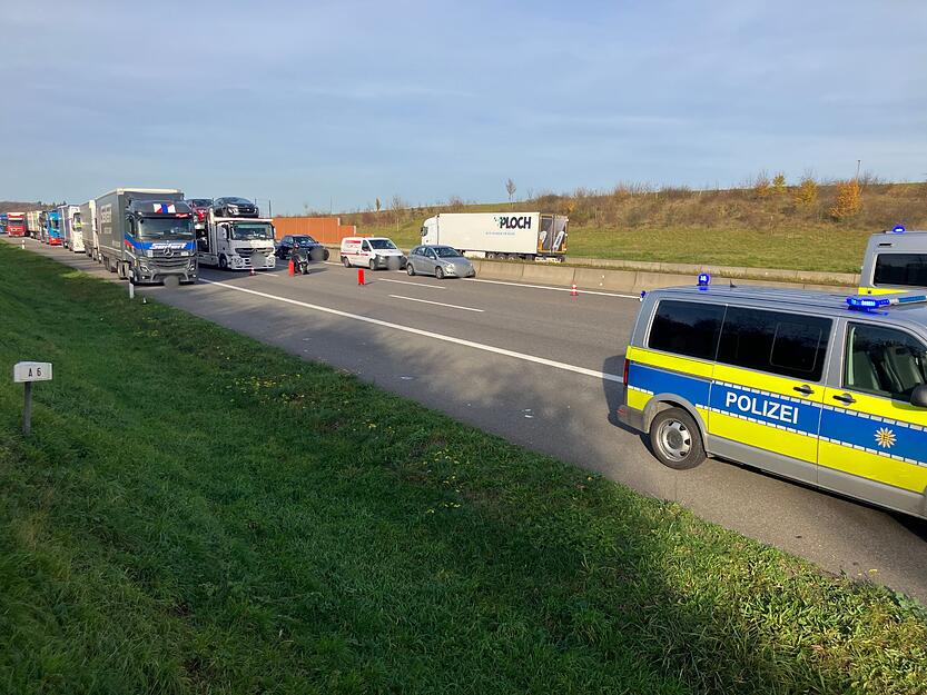 Ein Transporter übersah wohl auf der A6 bei Kirchardt das Stauende und fuhr auf einen Lkw auf. Der Fahrer ist tot.