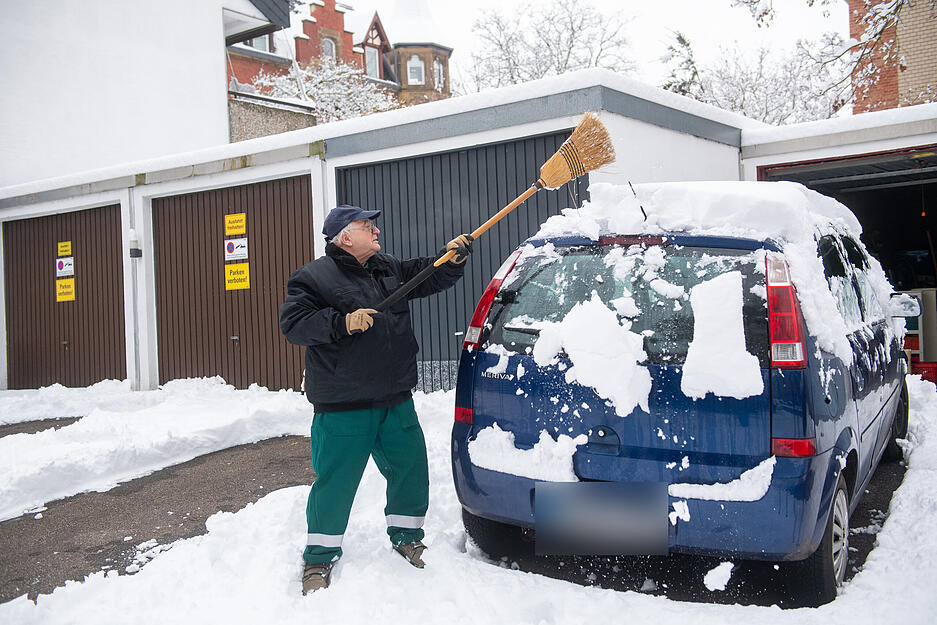 Nicht nur die Straßen in Heilbronn, auch die Autos müssen von Schnee befreit werden. Nicht nur die Straßen in Heilbronn, auch die Autos müssen von Schnee befreit werden.