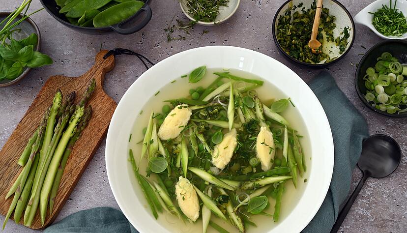 Diese Suppe mit Parmesan-Nocken sowie grünem Spargel und knackigen Kräutern bringt den Frühling in den Suppenteller. Diese Suppe mit Parmesan-Nocken sowie grünem Spargel und knackigen Kräutern bringt den Frühling in den Suppenteller.