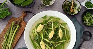 Diese Suppe mit Parmesan-Nocken sowie gr&uuml;nem Spargel und knackigen Kr&auml;utern bringt den Fr&uuml;hling in den Suppenteller.