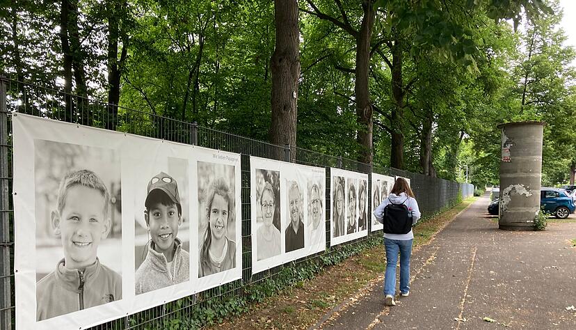 Ein echter Hingucker sind die 27 Portr&auml;ts von Kindergartenkindern, Sch&uuml;lern und Mitarbeitern der Lindenparkschule. Sie sind Teil des Projekts "Lipa zeigt Gesicht" und reihen sich in weitere Kunstwerke entlang des Zaunes ein.
Foto: Milva-Katharina Kl&ouml;ppel