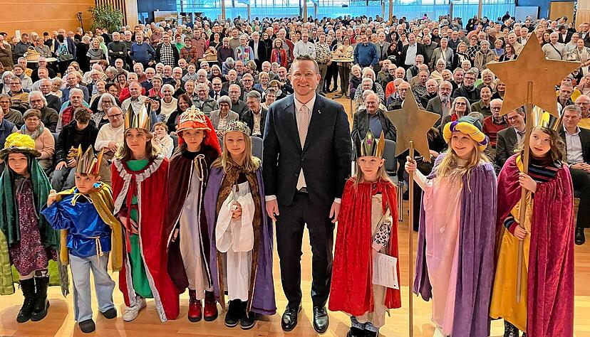 Volles Haus: Sternsinger und OB Patrick Wegener haben einen gro&szlig;en Teil der Stadtgesellschaft hinter sich.
