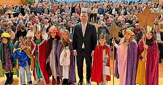 Volles Haus: Sternsinger und OB Patrick Wegener haben einen gro&szlig;en Teil der Stadtgesellschaft hinter sich.