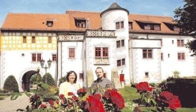 Ingeborg Schraut, Geschäftsführerin der Schloss Liebenstein GmbH Co.KG, und Nicolai Knauer versprechen beim Fest am Sonntag historische Überraschungen.Fotos: Dittmar Dirks Ingeborg Schraut, Geschäftsführerin der Schloss Liebenstein GmbH Co.KG, und Nicolai Knauer versprechen beim Fest am Sonntag historische Überraschungen.Fotos: Dittmar Dirks