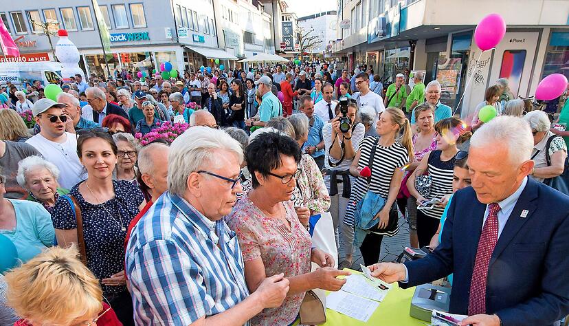 Oberbürgermeister Harry Mergel als Dauerkarten-Verkäufer: Die Schlange reicht zeitweise bis in die Fleiner Straße. Für die ersten 100 lohnt sich das Warten besonders. Für sie gibt es noch einen Einkaufsgutschein obendrauf.
Fotos: Mario Berger Oberbürgermeister Harry Mergel als Dauerkarten-Verkäufer: Die Schlange reicht zeitweise bis in die Fleiner Straße. Für die ersten 100 lohnt sich das Warten besonders. Für sie gibt es noch einen Einkaufsgutschein obendrauf.
Fotos: Mario Berger
