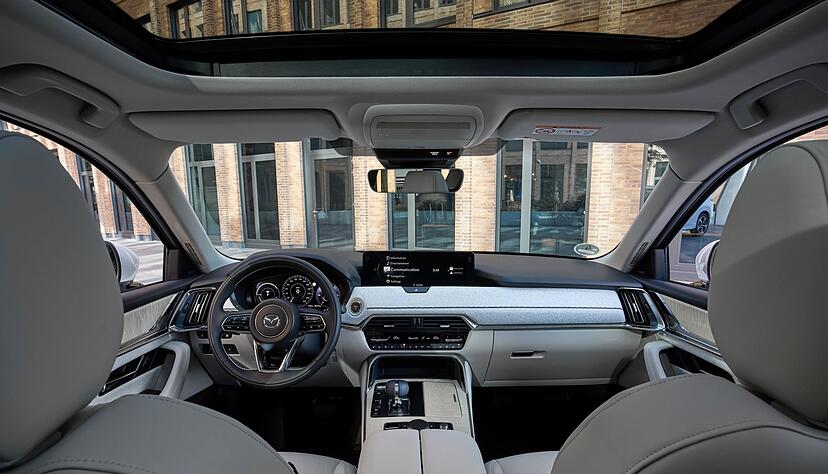 Auch wenn das Cockpit auf den ersten Blick eher konventionell wirkt, g&ouml;nnt Mazda dem CX-60 ein Head-up-Display und moderne Assistenz-Systeme.