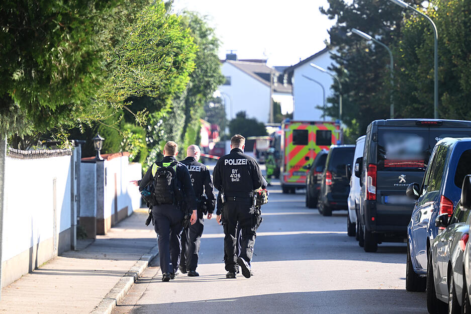 Polizeibeamte sowie Feuerwehr und Rettungsdienst befinden sich nach den Explosionen in München im Großeinsatz.