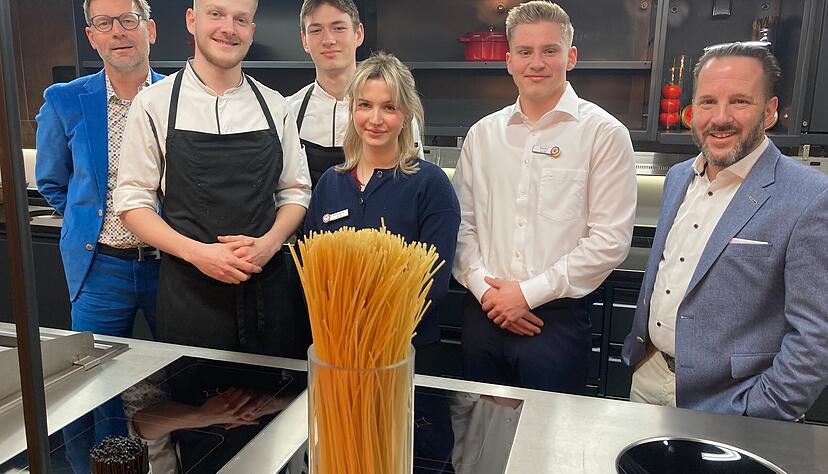 Azubis und Geschäftsführer im Hotel und Restaurant "Neues Tor" in Bad Wimpfen. Azubis und Geschäftsführer im Hotel und Restaurant "Neues Tor" in Bad Wimpfen.