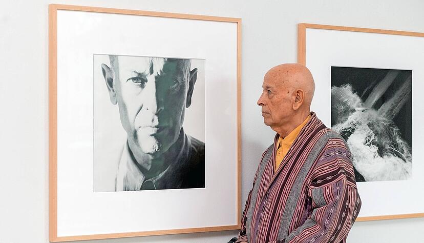 Licht und Schatten, Linien und Strukturen: "Selbst" von Detlef Ortlopp und "Wasser", rechts. Foto: Mario Berger