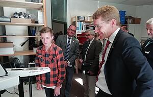 Wie bekommt man einen Schiffsrumpf frei von Muscheln? Ein Junge demonstriert dem Gast aus Kiel sein Schulprojekt.