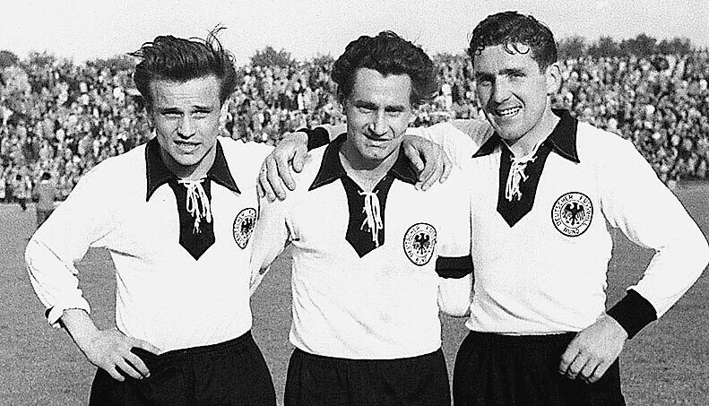 Die VfB-Gr&ouml;&szlig;en (v.l.) Erwin Waldner, Robert Schlienz und Erich Retter im Nationaltrikot.
Foto: imago-images/Baumann
