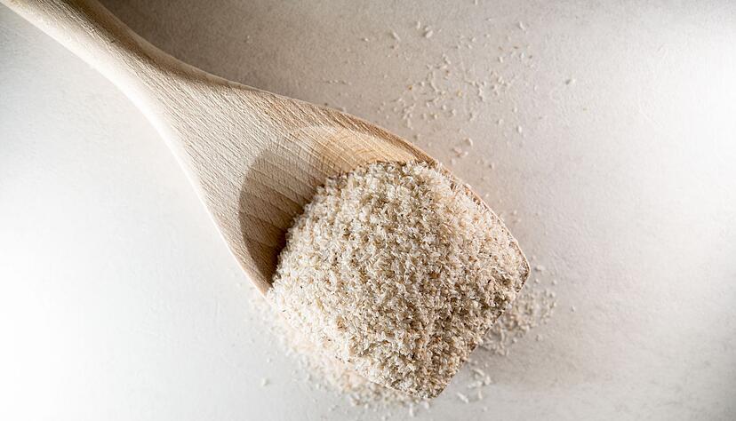 Flohsamenschalen k&ouml;nnen bei Verstopfung helfen, besonders bei &auml;lteren Menschen mit schw&auml;cherer Darmmuskulatur.