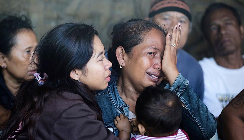 Viele Familien warteten verzweifelt auf Nachrichten.