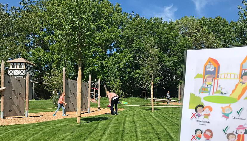 Was ist erlaubt, was nicht? Schilder erklären kindgerecht auf Öhringer Spielplätzen die Regeln.
Foto: Tscherwitschke Was ist erlaubt, was nicht? Schilder erklären kindgerecht auf Öhringer Spielplätzen die Regeln.
Foto: Tscherwitschke