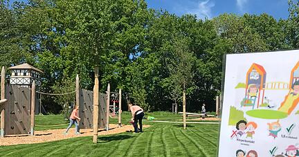 Was ist erlaubt, was nicht? Schilder erklären kindgerecht auf Öhringer Spielplätzen die Regeln.
Foto: Tscherwitschke