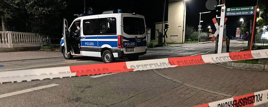 Die Polizei sperrte Straßen rund um den Tatort großräumig ab. Der Bahnverkehr auf der Stadtbahnstrecke war über mehrere Stunden gesperrt.