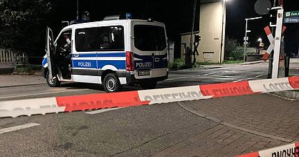 Die Polizei sperrte Straßen rund um den Tatort großräumig ab. Der Bahnverkehr auf der Stadtbahnstrecke war über mehrere Stunden gesperrt.