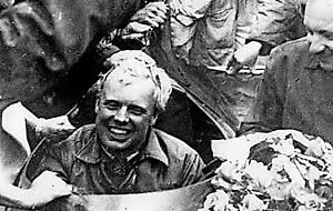Das Rennen wurde trotz der Katastrophe zu Ende gefahren. Als Sieger fuhr Unfallverursacher Mike Hawthorn ins Ziel.