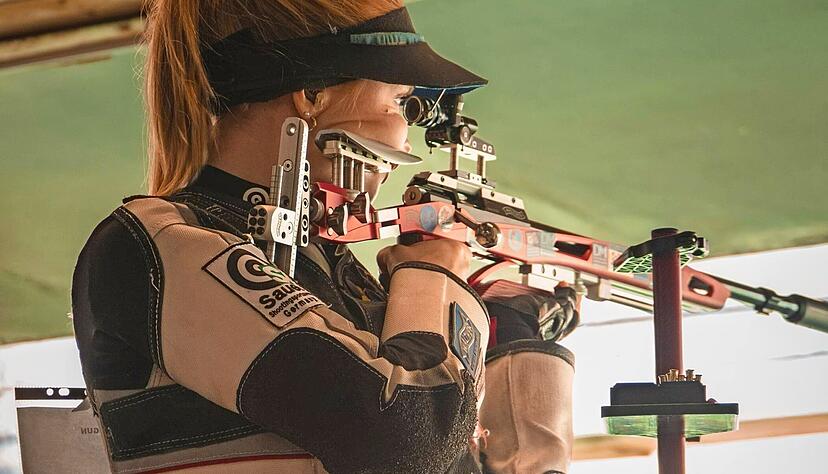 Hat in ihrem ersten Jahr bei den Aktiven nochmals einen großen Schritt gemacht: Kleinkaliber-Schützin Nele Stark vom SSV Güglingen hofft nach EM-Gold mit der Mannschaft nun auf einen Finalplatz im Einzel bei der WM in Ägypten. Hat in ihrem ersten Jahr bei den Aktiven nochmals einen großen Schritt gemacht: Kleinkaliber-Schützin Nele Stark vom SSV Güglingen hofft nach EM-Gold mit der Mannschaft nun auf einen Finalplatz im Einzel bei der WM in Ägypten.