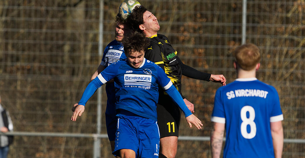 Nur selten hatten (von links) Jannik Danecker, Michael Baronas und die Kirchardter gegen Klemens Kinzel und die St. Leoner die Lufthoheit.