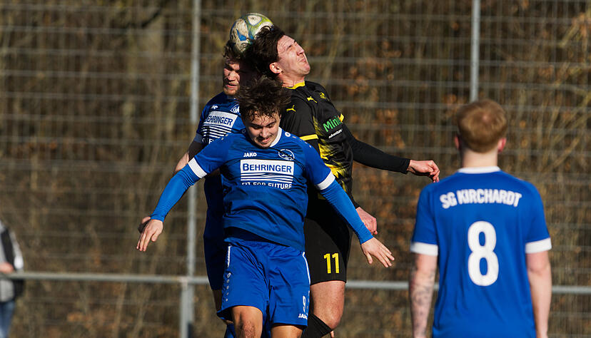 Nur selten hatten (von links) Jannik Danecker, Michael Baronas und die Kirchardter gegen Klemens Kinzel und die St. Leoner die Lufthoheit. Nur selten hatten (von links) Jannik Danecker, Michael Baronas und die Kirchardter gegen Klemens Kinzel und die St. Leoner die Lufthoheit.