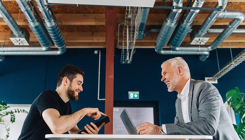 Wo mehrere Generationen zusammenarbeiten, sind aktiver Austausch und Kommunikation besonders wichtig.