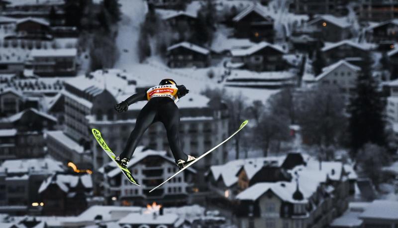 In Engelberg sprang der Gesamtweltcupführende beim Springen am Samstag mit Weiten von 137 und 140 Metern auf Platz eins. In Engelberg sprang der Gesamtweltcupführende beim Springen am Samstag mit Weiten von 137 und 140 Metern auf Platz eins.